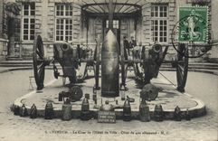CPA Militaria Verdun La cour de l'hotel de ville Obus de 420 allemand