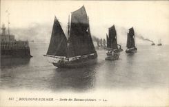 VINTAGE POSTCARD Boulogne Boat on Sea Left the sinning boats