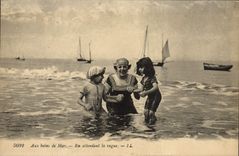 VINTAGE POSTCARD Woman Bathing suit With the sea bathings While waiting for vague the Children