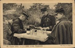 CPA Militaria Guerre A L'Abri D'une Tranchee