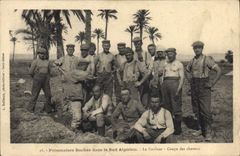 La POSTAL Militaria Prisonniers Boches de la VENDIMIA en el sur argelino el peluquero corta el pelo de Algerie