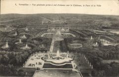 La opinión de Versalles de la POSTAL de la VENDIMIA tomada como el cuervo vuela en el castillo el parque y la ciudad