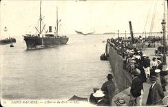 VINTAGE POSTCARD Boat Saint-Nazaire Steamer the entry of the port
