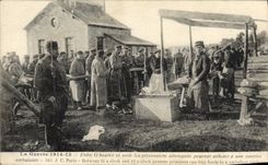 CPA Militaria Les Prisonniers allemands peuvent acheter a une cantine ambulante 