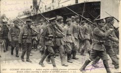 CPA Militaria Soldats anglais escortant plusieurs Prisonniers allemands 