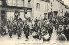 Presos alemanes de Militaria de la POSTAL de la VENDIMIA en las calles de Reims