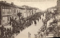 CPA Militaria Prisonniers allemands defilant devant le Quartier General Souilly 1916
