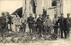 CPA Militaria Bataille de la Marne Neufmoutiers pres Meaux Soldats francais avec leurs prisonniers devant leur butin