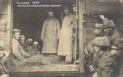 CPA Militaria Arrivee d'un convoi de blesses allemands