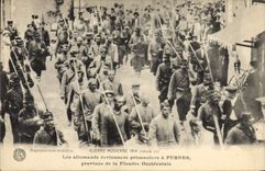 CPA Militaria Les allemands reviennent prisonniers a Furnes province de la Flance Occidentale