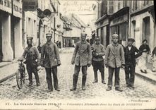 CPA Militaria Prisonniers allemands dans les rues de Soissons