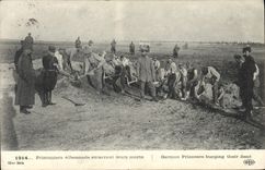 CPA Militaria Prisonniers allemands enterrant leurs morts 