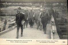 CPA Militaria Prisonniers allemands faits aux environs de Noyon diriges sur Compiegne 