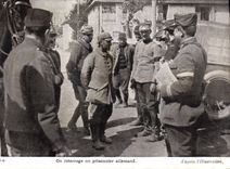 CPA Militaria On interroge un prisonnier allemand