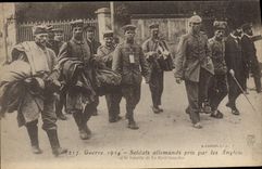 CPA Militaria Soldats allemands pris par les Anglais a la bataille de la Ferte Gaucher 