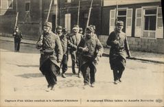Capturas de Militaria de la POSTAL de la VENDIMIA de urbano llevado a los cuarteles de Amiens