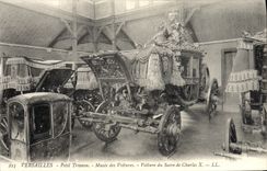 CPA Palais de Versailles Petit Trianon Musee des voitures Voiture du sacre de Charles X