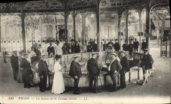 CPA Vichy La Source De La Grande Grille