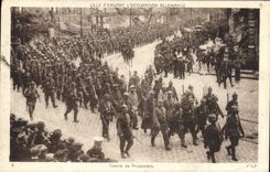 CPA Militaria Lille pendant l'occupation allemande Convoi de prisonniers 