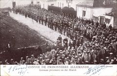 CPA Militaria Convoi de prisonniers allemands 