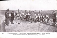 CPA Militaria Pres de Reims Prisonniers allemands enterrant leurs morts 