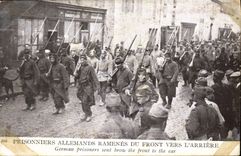 CPA Militaria Prisonniers allemands ramenes du front vers l'arriere 