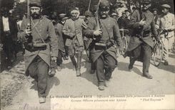 VINTAGE POSTCARD Militaria Officiers German captive facts has Amiens