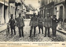 CPA Militaria Prisonniers allemands dans une rue de Soissons apres le bombardement 