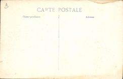 CPA Militaria Prisonniers allemands dans une rue de Soissons apres le bombardement 