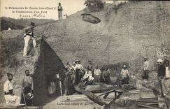 CPA Militaria Prisonniers de guerre travaillant a la construction d'un pont 