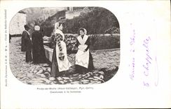 CPA Folklore Prats de Mollo Catalanes a la fontaine 