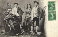 CPA Folklore Environs de Salies de Bearn Groupe de montagnards 