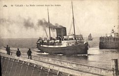 CPA Bateau Paquebot Calais La malle entrant dans les jetees