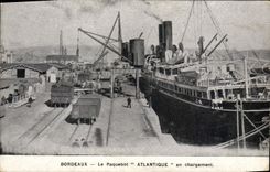 CPA Bateau Paquebot Atlantique en chargement Bordeaux