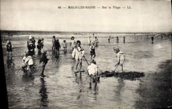 CPA Folklore Maillot de Bains Femme Malo les Bains Sur la plage Enfants