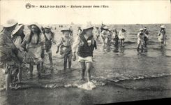CPA Folklore Maillot de Bains Enfants Malo les Bains Enfants jouant dans l'eau