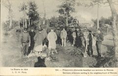 CPA Militaria Prisonniers allemands travaillant aux environs de Rennes 