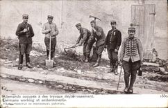 CPA Militaria Allemands occupes a des travaux de terrassement 