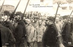 CPA Militaria Passage de prisonniers allemands 