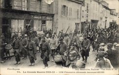 CPA Militaria Prisonniers allemands traversant Reims 