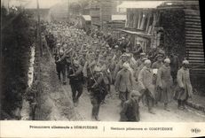 CPA Militaria Prisonniers allemands a Compiegne 