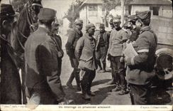 CPA Militaria On interroge un prisonnier allemand 