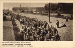 CPA Militaria Prisonniers allemands faits dans la Somme 