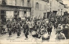 CPA Militaria Prisonniers allemands traversant Reims 