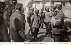 CPA Militaria On interroge un prisonnier allemand 