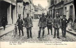CPA Militaria Prisonniers allemands dans les rues de Soissons 