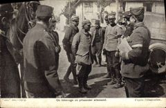 CPA Militaria On interroge un prisonnier allemand 