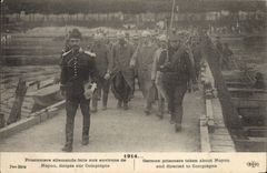 CPA Militaria Prisonniers allemands faits aux environs de Noyon diriges sur Compiegne 