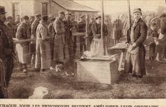CPA Militaria Chaque jour les prisonniers peuvent ameliorer leur ordinaire 