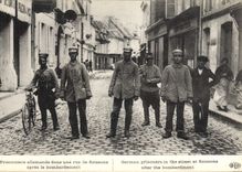 CPA Militaria Prisonniers allemands dans une rue de Soissons apres le bombardement 